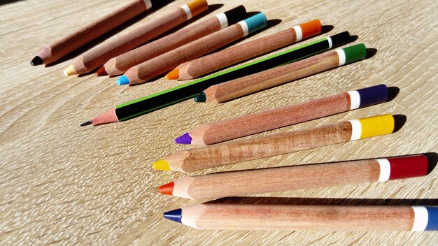 Lápices de madera multicolores para dibujar Lápices para determinar la posición correcta de la pluma en los dedos Ayudar al alumno de primer grado El desarrollo de las habilidades motoras finas de los dedos
