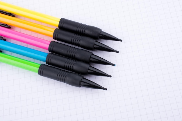 lápices mecánicos de varios colores sobre un fondo blanco