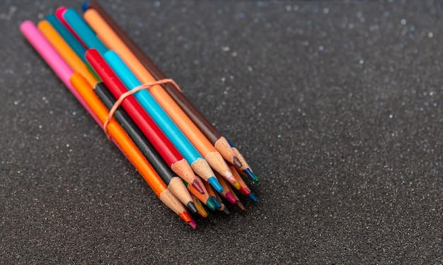Lápices multicolores aislado sobre fondo negro Primer plano