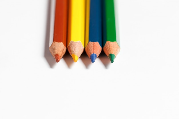 Foto lápices multicolores para dibujar sobre un fondo blanco.