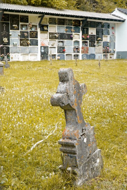 Una lápida en un cementerio de España Cementerio en el día de los muertos