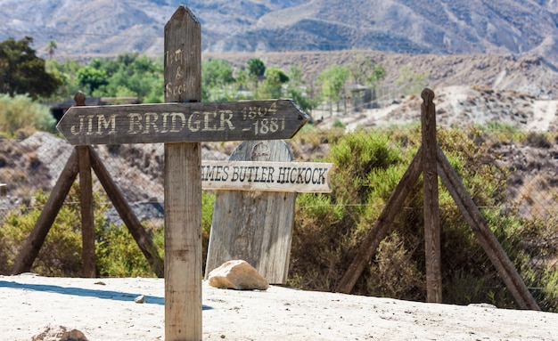 Lápida de madera en este antiguo cementerio abandonado