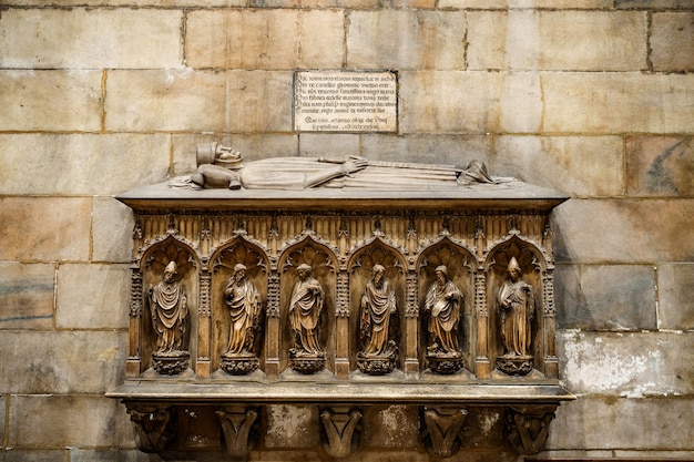 Lápida de piedra en el duomo de milán italia