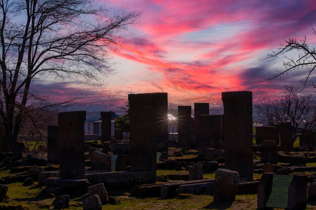 Lápidas antiguas en el cementerio histórico de los turcos Selcuk del siglo XII en la ciudad de Ahlat