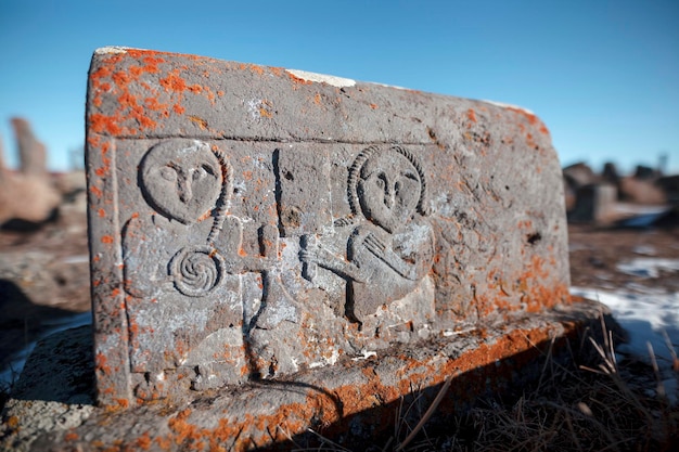 Lápidas antiguas llamadas Khachkars en el cementerio de Noratus cerca del lago Sevan en Armenia Cáucaso