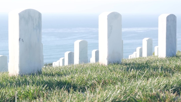 Lápidas en el cementerio del cementerio conmemorativo nacional militar estadounidense en estados unidos