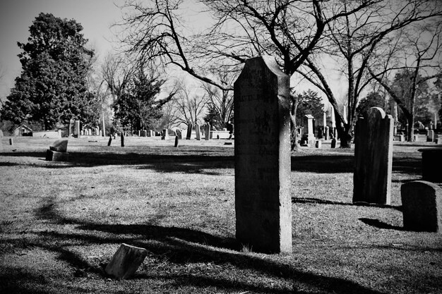 Las lápidas en el cementerio contra el cielo