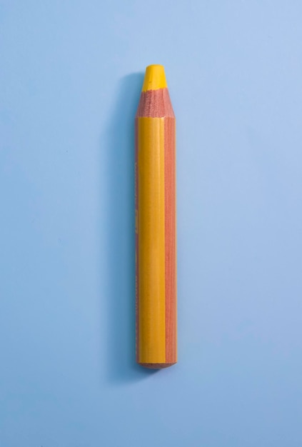 lápis amarelo brilhante em um fundo azul