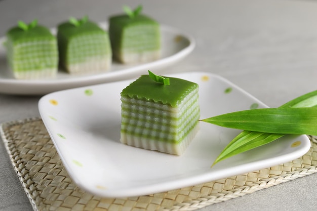 Lapis Beras ou Kue Pepe é sobremesa tradicional indonésia e comida de rua feita de farinha de arroz