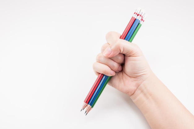 Lápis colorido no poder do punho da palavra escrita no fundo branco