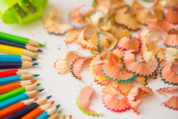 Lápis colorido que barbeia no fundo branco. conceito de educação escolar