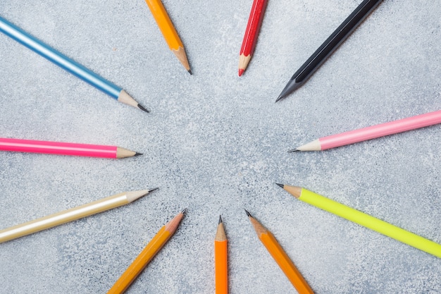 Foto lápis coloridos brilhantes na tabela cinzenta. escola de conceito. espaço da cópia