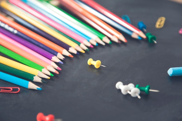 Lápis coloridos com estacionário