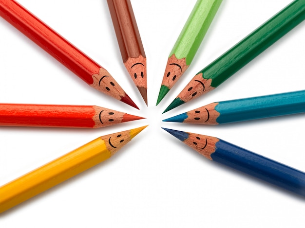 Lápis coloridos como sorrindo enfrenta pessoas isoladas