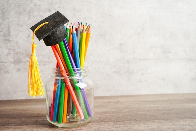 Lápis coloridos em frasco de vidro com espaço de cópia aprendendo o conceito de educação universitária