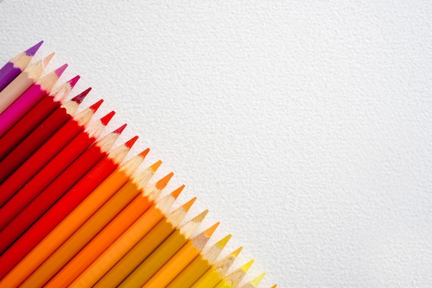 Lápis coloridos em papel aquarela
