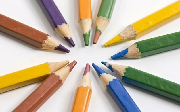 Lápis coloridos em uma folha branca de papel