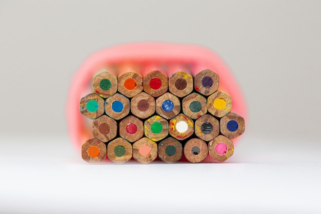 Lápis com várias cores na mesa lindos e coloridos
