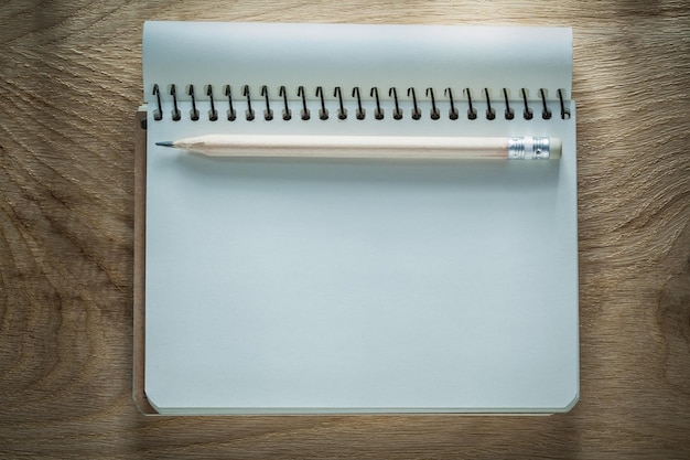 Lápis de caderno no conceito de escritório de placa de madeira