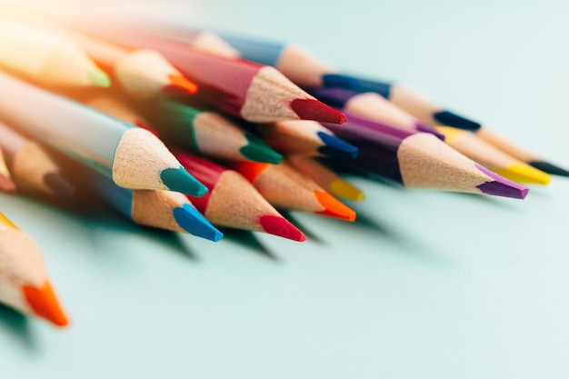 Lápis de cor afiado para desenhar estão sobre a mesa Acessórios para criatividade e fundo de artistas