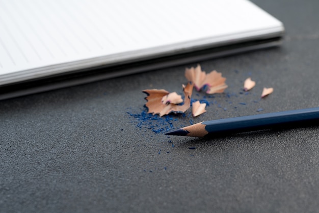 Foto lápis de cor azul na mesa preta