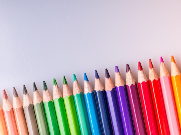 Lápis de cor colocados em um fundo branco