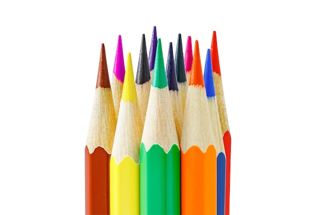 Lápis de cor com facetas reunidas em borda afiada de pacote isolada em fundo branco com traçado de recorte