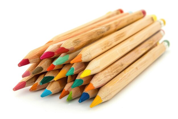 lápis de cor de madeira dispostos em massa sobre um fundo branco isolado