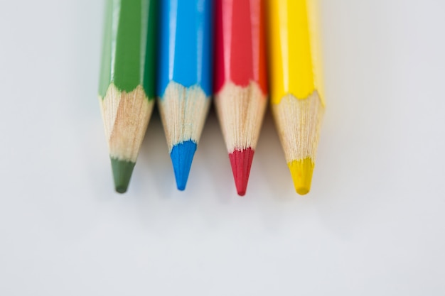 Lápis de cor dispostos em linha