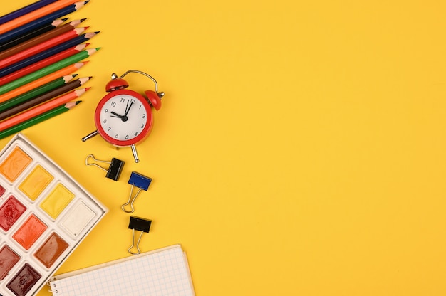 Lápis de cor e paleta de tintas na horizontal. foto de alta qualidade