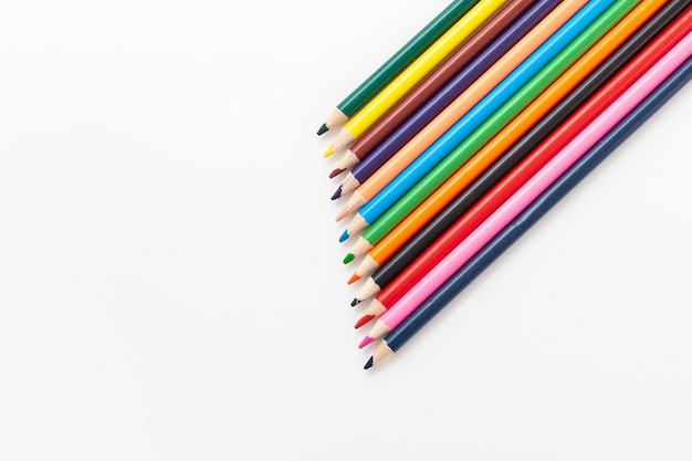 Lápis de cor em fundo branco isolado