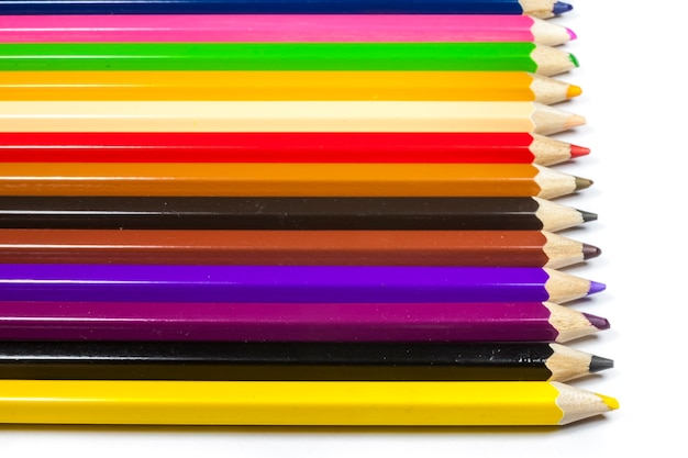 Lápis de cor em fundo branco