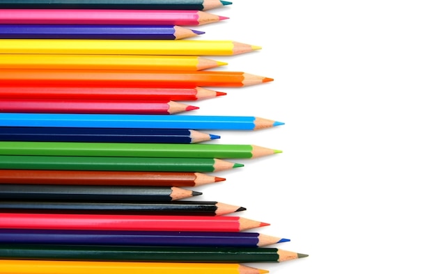 Lápis de cor em uma mesa branca.
