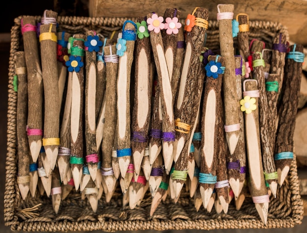 Lápis de cor feito de pau de madeira real
