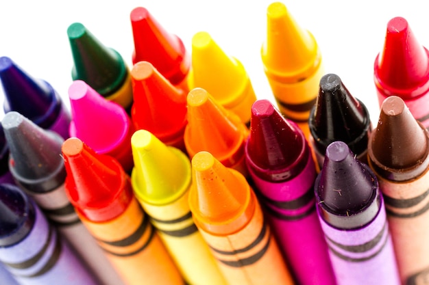 Lápis de cor multicoloridos sobre um fundo branco.