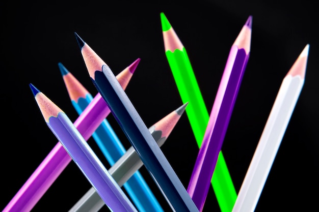 Lápis de cor para desenhar em fundo escuro. Educação e criatividade. Lazer e arte