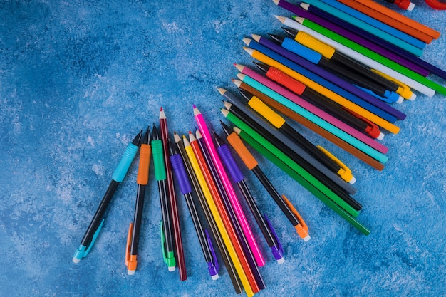 Lápis de cor sobre fundo azul. de volta à escola
