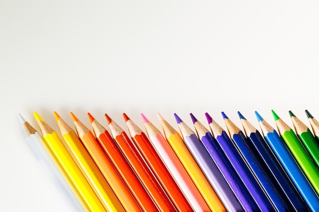 Lápis de cor sobre fundo branco Lápis de arte e criatividade para uso escolar ou profissional