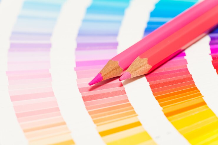 Foto lápis de cor vermelho e rosa e cartela de cores de todas as cores