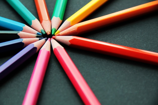 Lápis de cores diferentes fecham isolados no preto