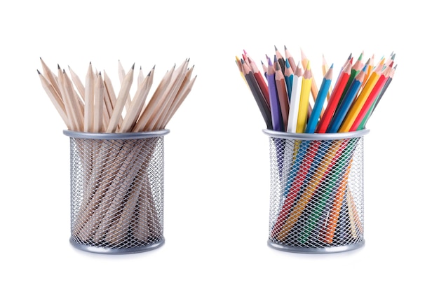 Lápis de cores em um recipiente de cesta