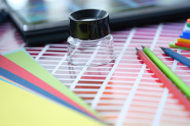 Lápis de lupa e amostras de paleta de cores no designer de mesa desenvolvem combinações de cores em