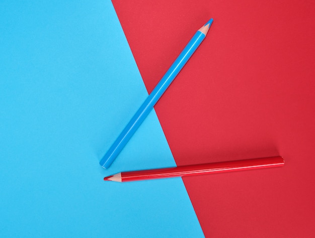 Lápis de madeira vermelho e azul na cor abstrata