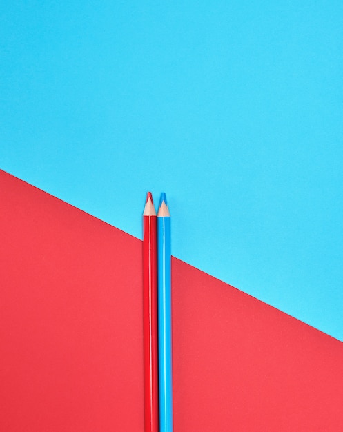 Lápis de madeira vermelho e azul na cor abstrato