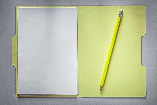Lápis de papel de pasta de escritório aberto no conceito de educação de fundo cinza