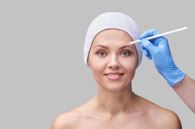 Lápis de rosto para cuidados com a pele de esteticista maquiagem tratamento facial dermatologia feminina