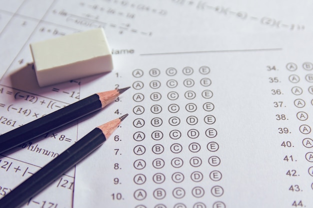 Lápis e borracha nas folhas de respostas ou no formulário de teste padronizado com bolhas de respostas. folha de respostas de múltipla escolha