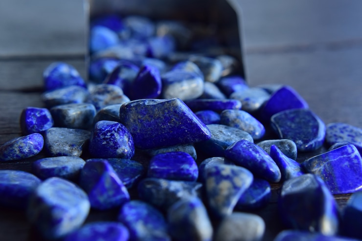 Foto lapis é uma bela pedra preciosa natural sobre um piso de madeira