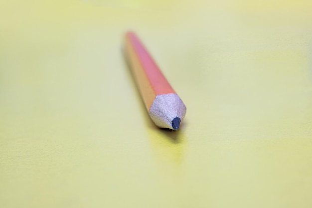 Lápis laranja em um fundo amarelo fechado