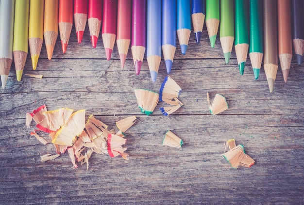 Lápis multicoloridos de criatividade na mesa de madeira rústica